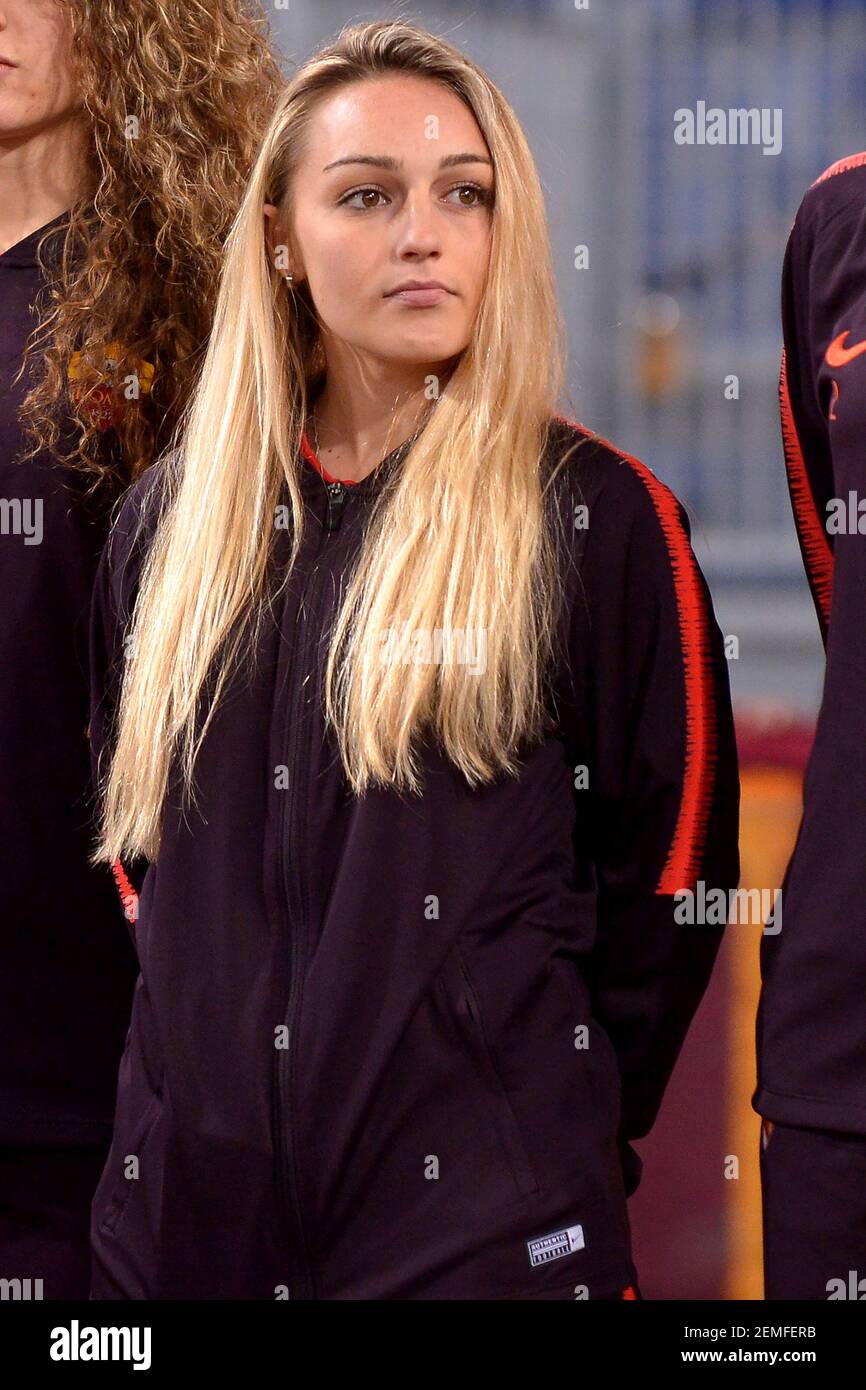 Jenny Bitzer de AS Roma asiste a una oportunidad de hacer fotos por delante de la serie UN partido de fútbol 2018/2019 entre AS Roma y el FC Bolonia en el estadio Olímpico, Roma, 18 de febrero de 2019 Foto Andrea Staccioli / Insidefoto/Sipa USA Foto de stock