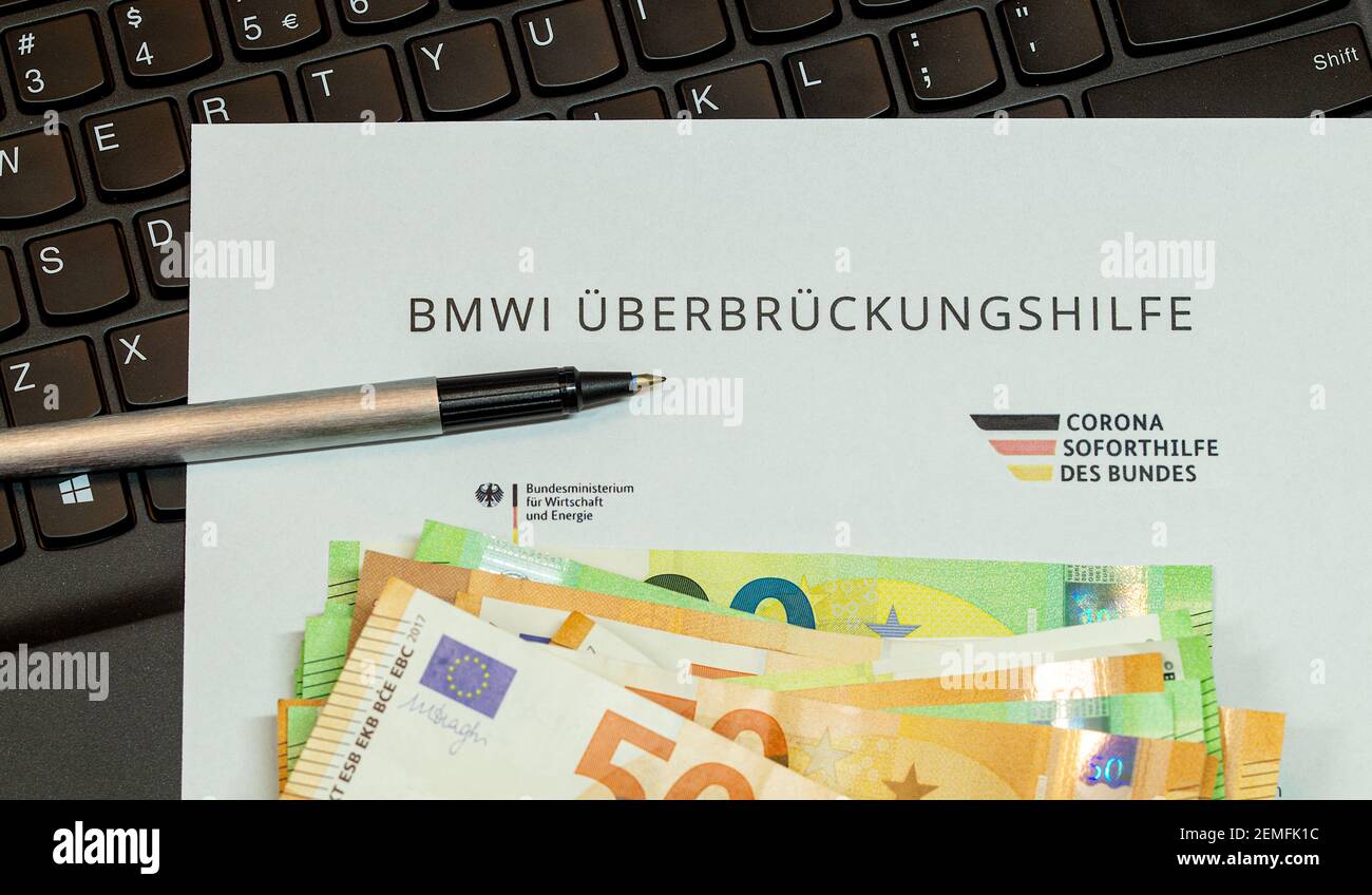 BMWI Überbrückungshilfe, primer plano de una solicitud alemana Sofortilfe Corona. Solicitud de ayuda de emergencia: Pandemia de corona Foto de stock