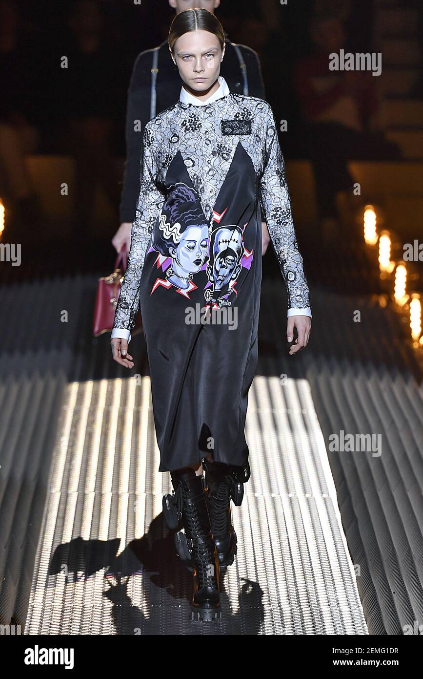 Cara Delevingne camina en la pista durante el Prada Ready to Wear Fashion  show durante la Semana de la Moda de Milán Otoño/Invierno 2019 celebrado en  Milán, Italia el 21 de febrero