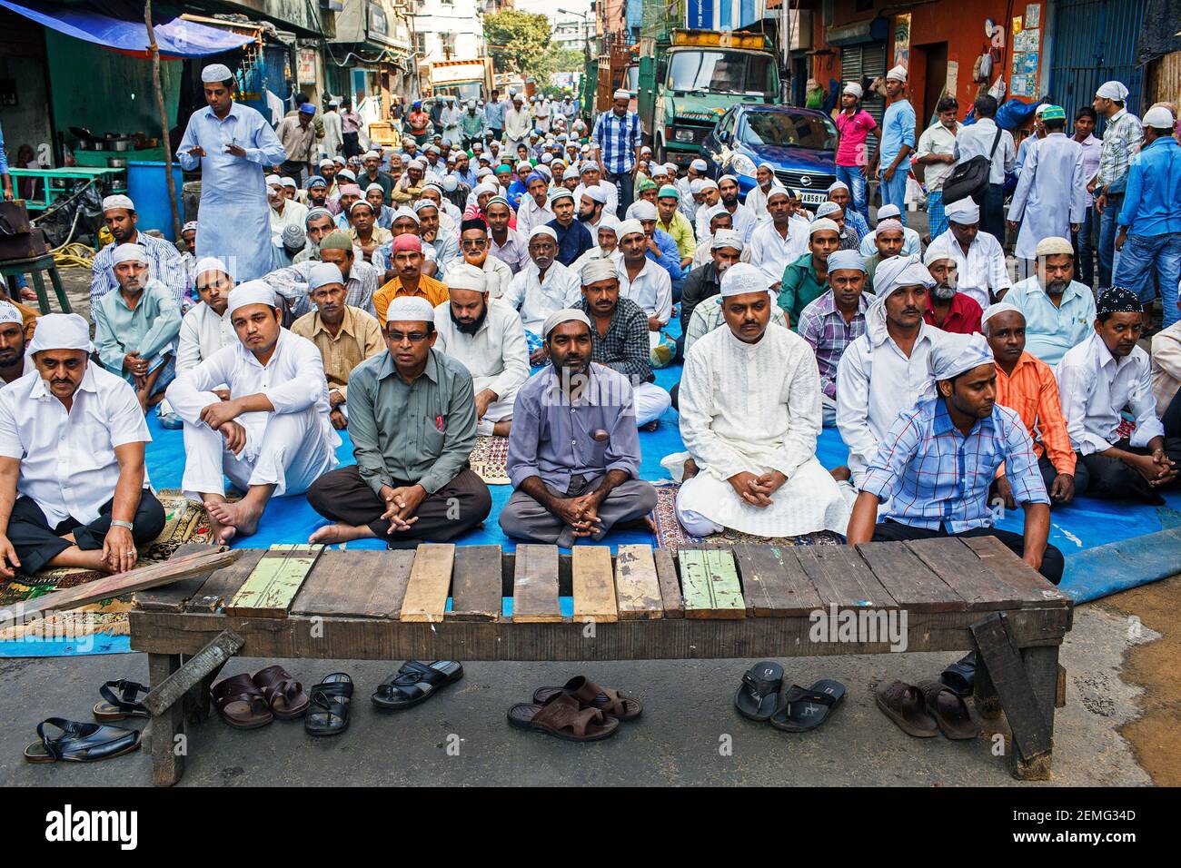 Viernes oración islámica (salat, namaz) en la calle en la zona de Tiretti del centro de Kolkata, Bengla Occidental, India. Foto de stock