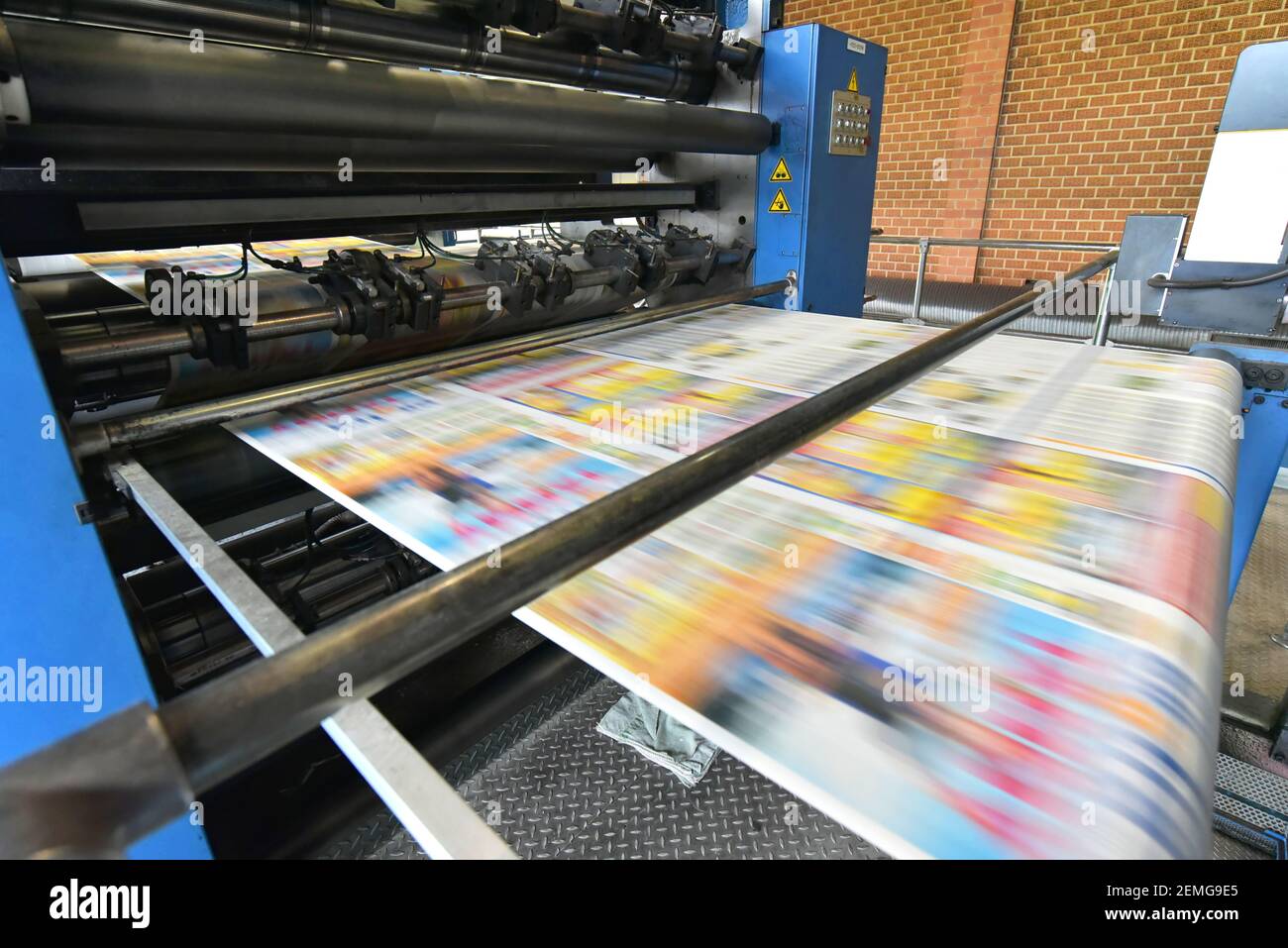 Máquina de impresión offset de rollos en un gran taller de impresión para producción de periódicos y revistas Foto de stock
