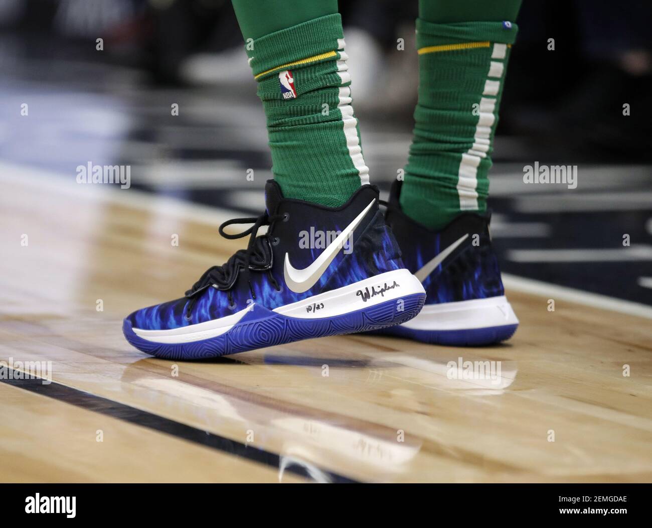 23 de febrero de 2019; Chicago, IL, EE.UU.; Boston Celtics guarda Kyrie  Irving (11) y sus zapatos durante la primera mitad en United Center.  Crédito obligatorio: Kamil Krzaczynski-USA HOY Deportes Fotografía de