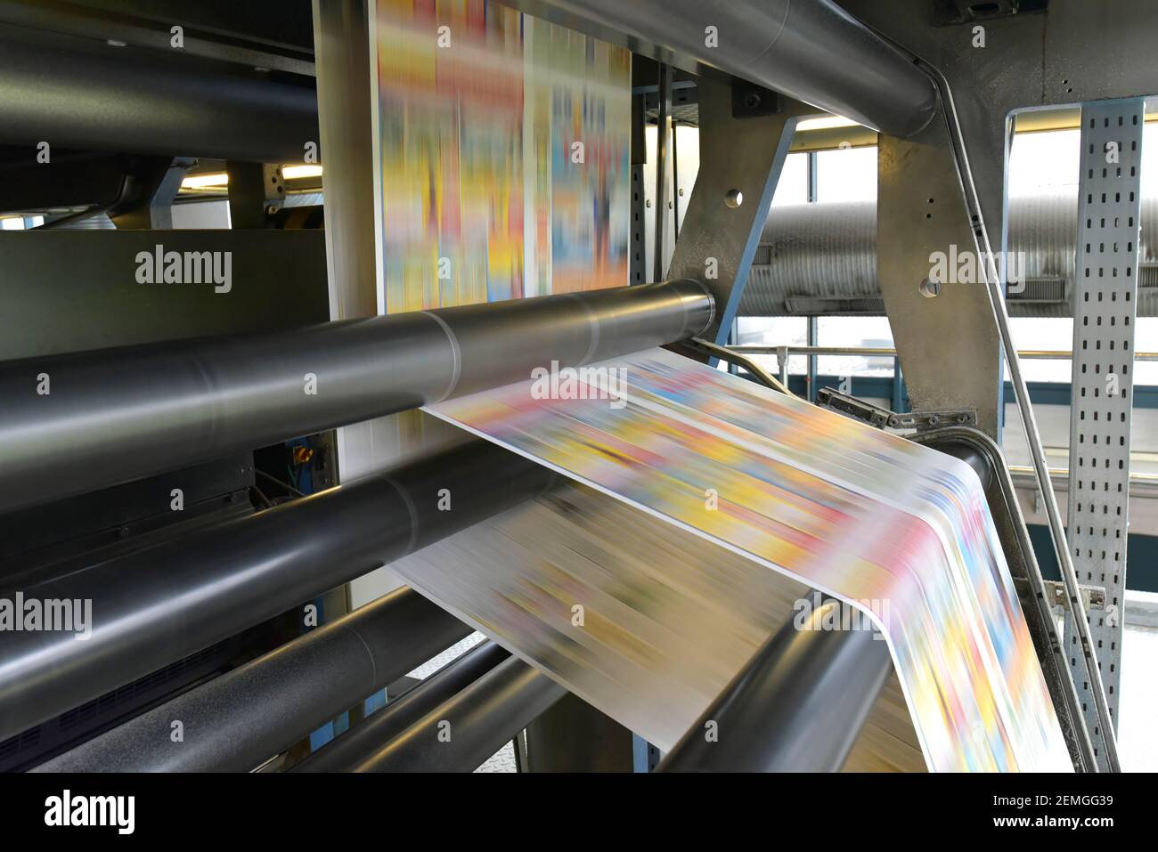 impresión de periódicos de color con una máquina de impresión offset en una empresa de impresión Foto de stock