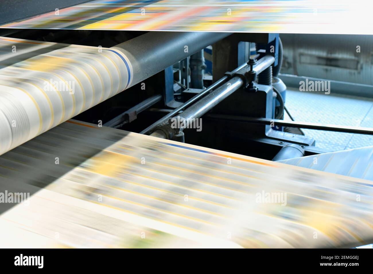 impresión de periódicos de color con una máquina de impresión offset en una empresa de impresión Foto de stock
