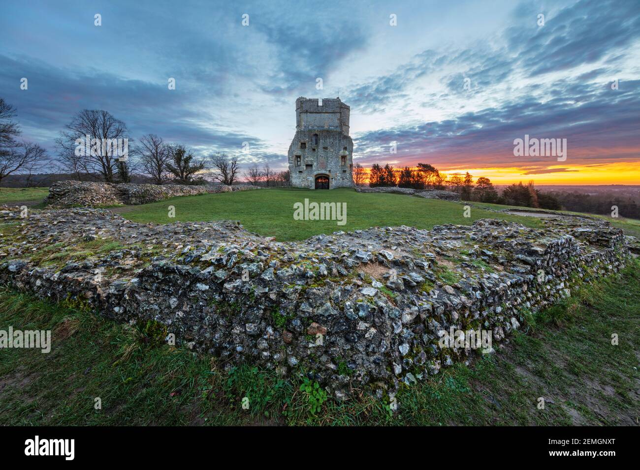 Donnington Castillo con paredes de piedra en ruinas al amanecer, Newbury, Berkshire, Inglaterra, Reino Unido, Europa Foto de stock