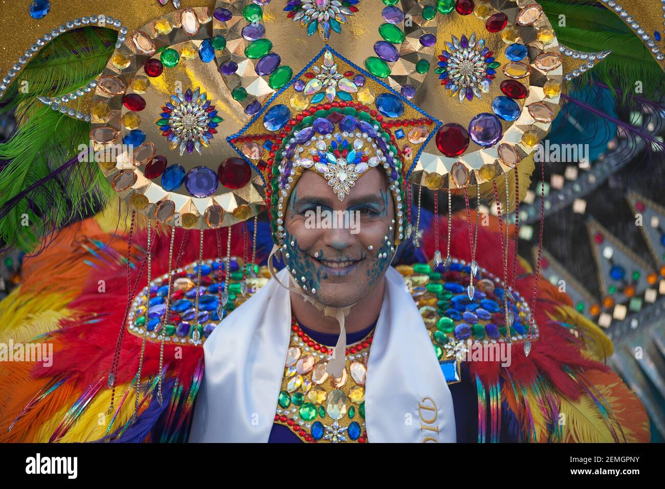 vergüenza Abundantemente enchufe Un hombre visto vestido con un disfraz de fantasía posando para una foto en  la calle durante el tradicional desfile de carnaval que celebra las fiestas  de carnaval en la capital. (Foto
