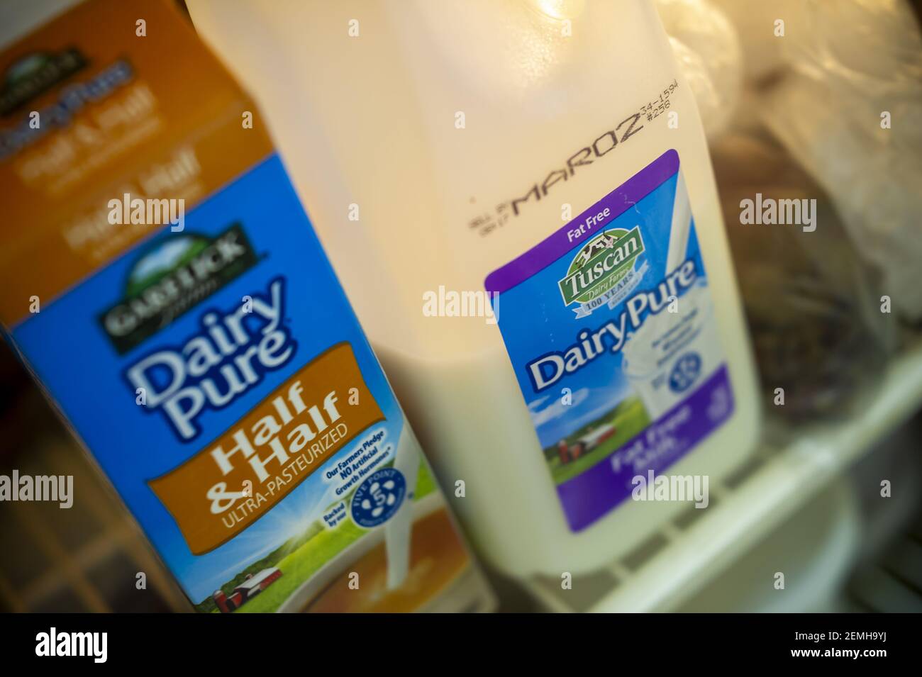 Contenedores De Garelick Farms Y Tuscan Dairy Pure Half Half Y Leche Ambas Marcas Del Productor De Lacteos Dean Foods En Un Refrigerador En Nueva York El Martes 26 De Febrero Contenedores De Garelick Farms Y Tuscan Dairy Pure Half Half Y Leche Ambas Marcas Del Productor De Lacteos Dean Foods En Un Refrigerador En Nueva York El Martes 26 De Febrero