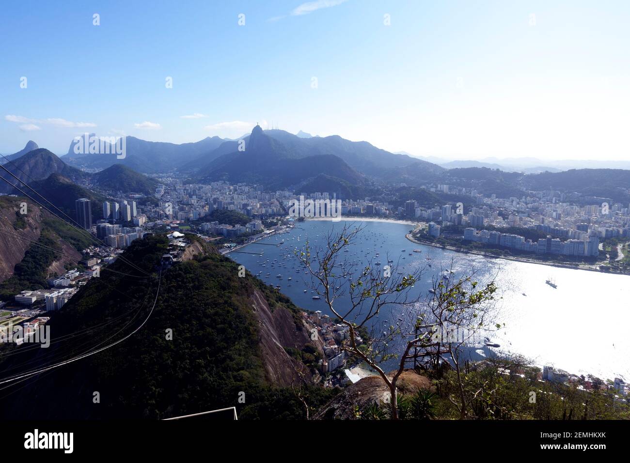 Vista desde la cima de la montaña Sugarloaf en Río de Janeiro, Brasil Foto de stock