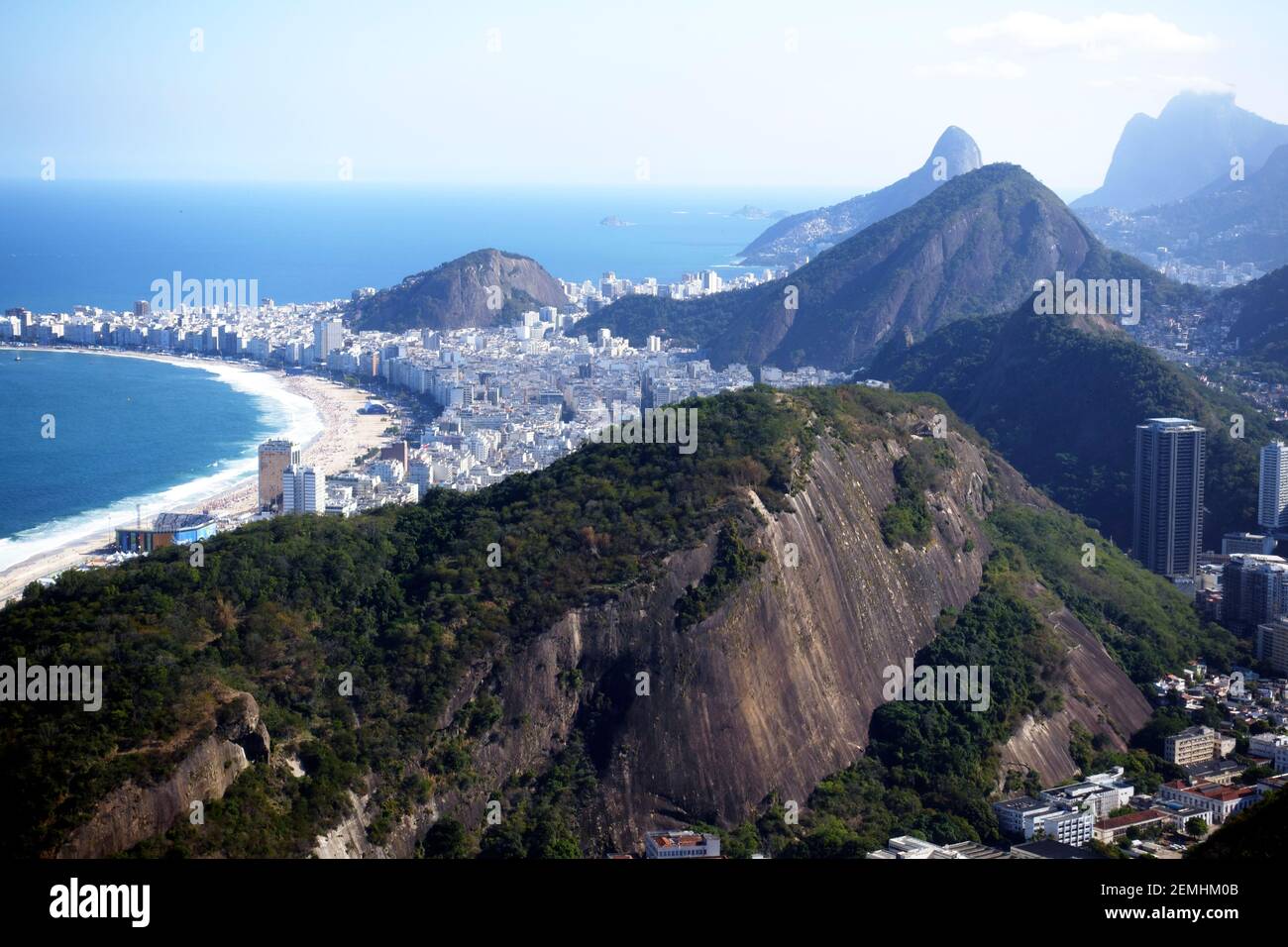 Vista desde la cima de la montaña Sugarloaf en Río de Janeiro, Brasil Foto de stock