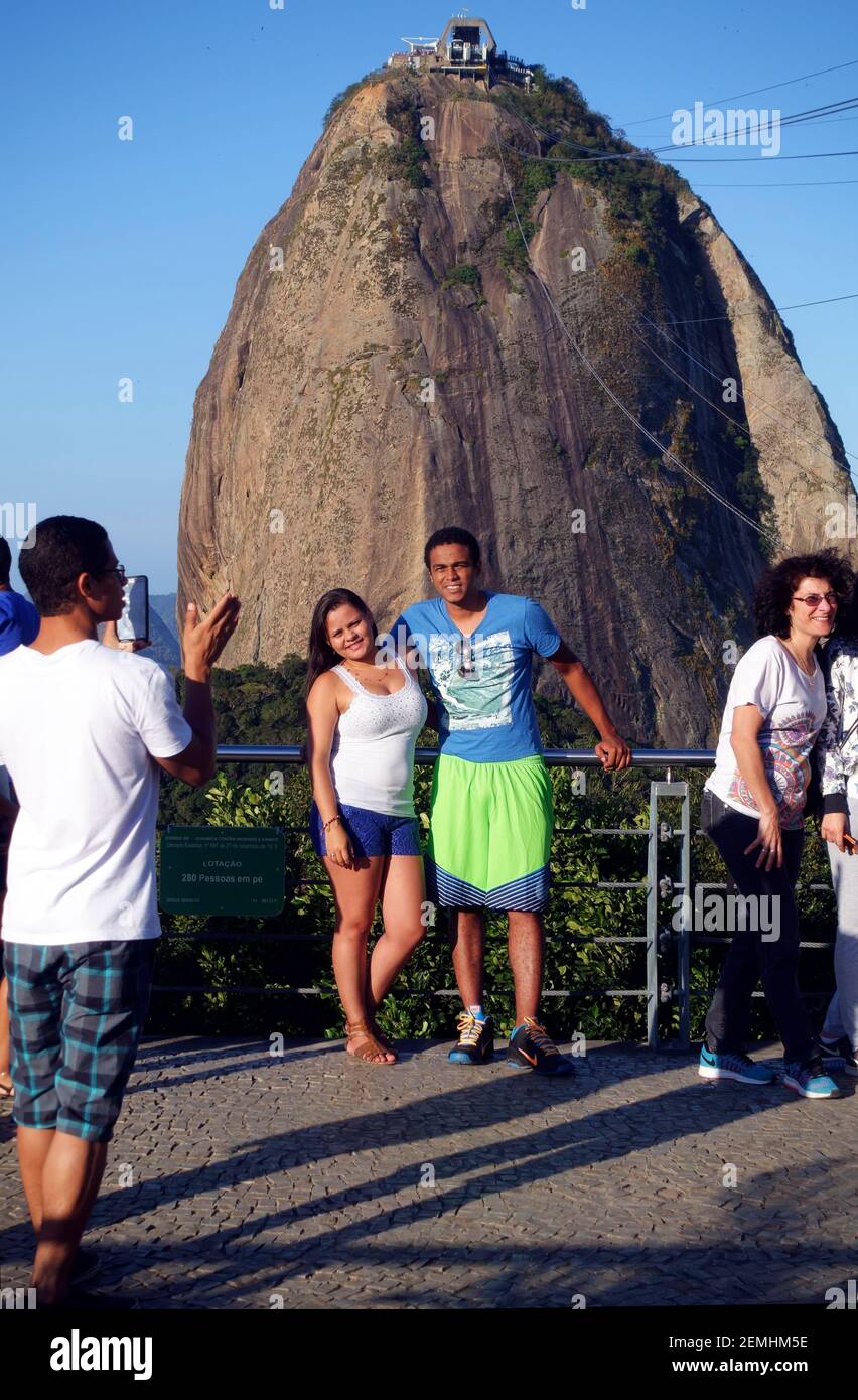 Montaña Sugarloaf, Río de Janeiro, Bazil. Pareja que recibe su fotografía tomada en Morro da Urca, la primera estación de teleférico. Foto de stock