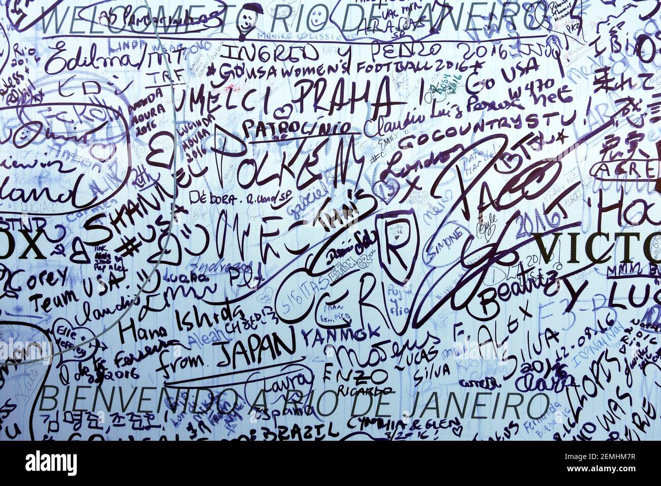 Muro de visitantes donde la gente puede dejar mensajes o sus nombres en la montaña Sugarloaf durante los Juegos Olímpicos de 2016 en Río de Janeiro, Brasil Foto de stock
