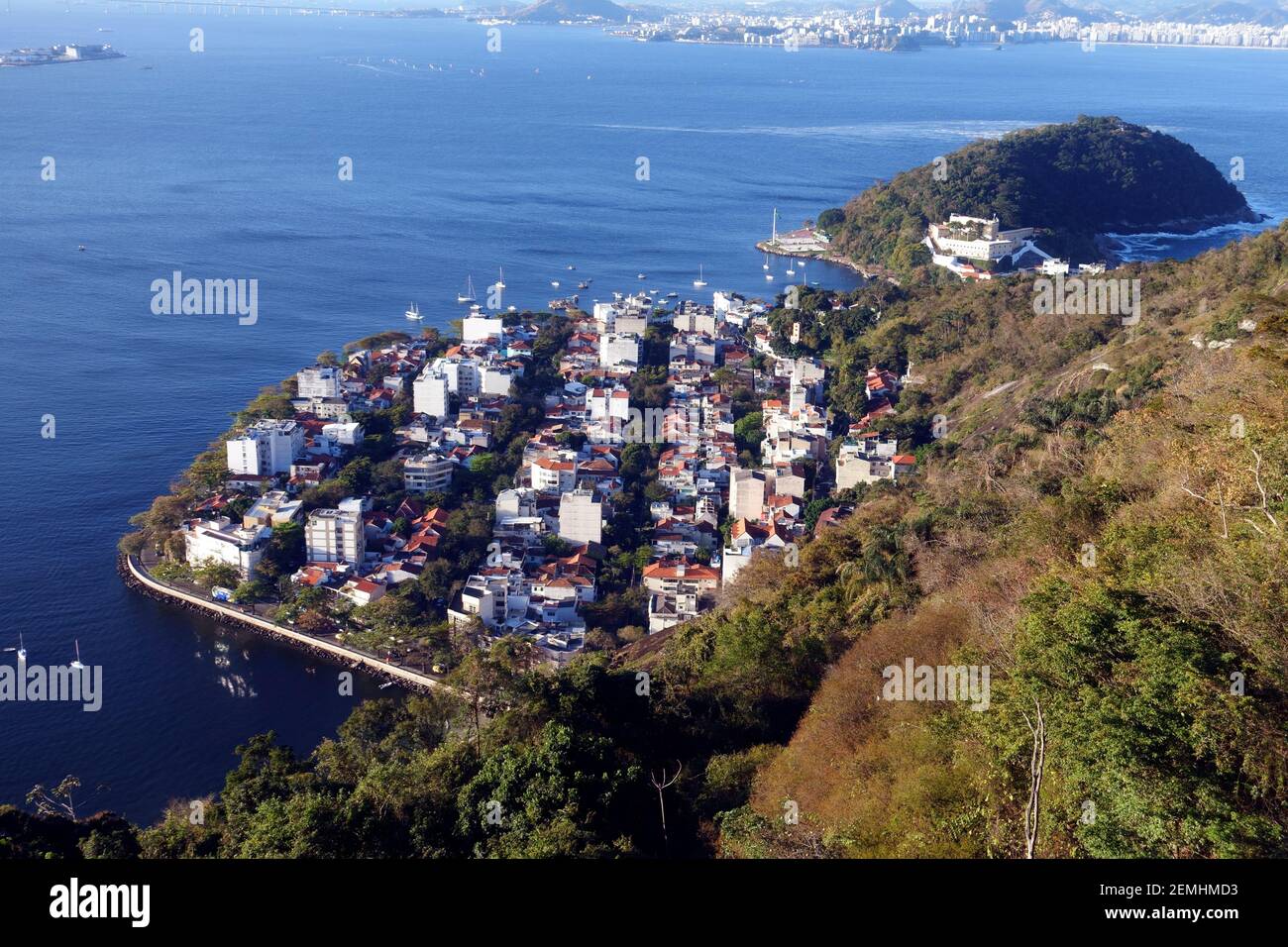 Urca es un barrio residencial al pie de la montaña Sugarloaf en Río de Janeiro, Brasil Foto de stock