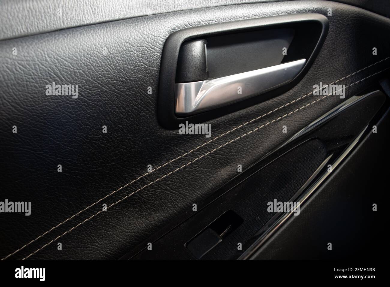 Tirador interior de la puerta del coche, Vista de primer plano. Interior de  un coche moderno con tirador de puerta Fotografía de stock - Alamy