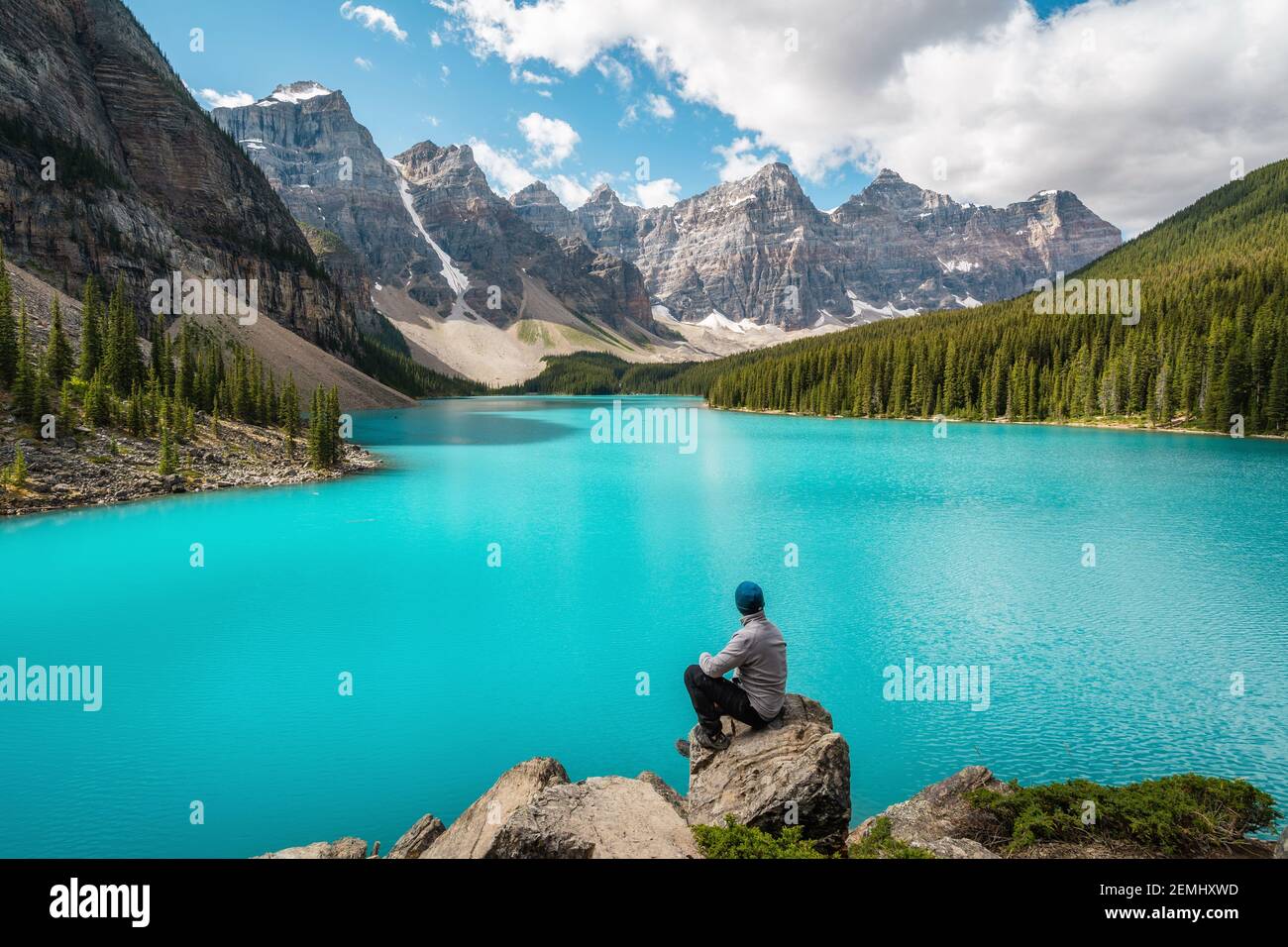 Excursionista en el Lago Moraine durante el verano en el Parque Nacional Banff, Alberta, Canadá. Foto de stock