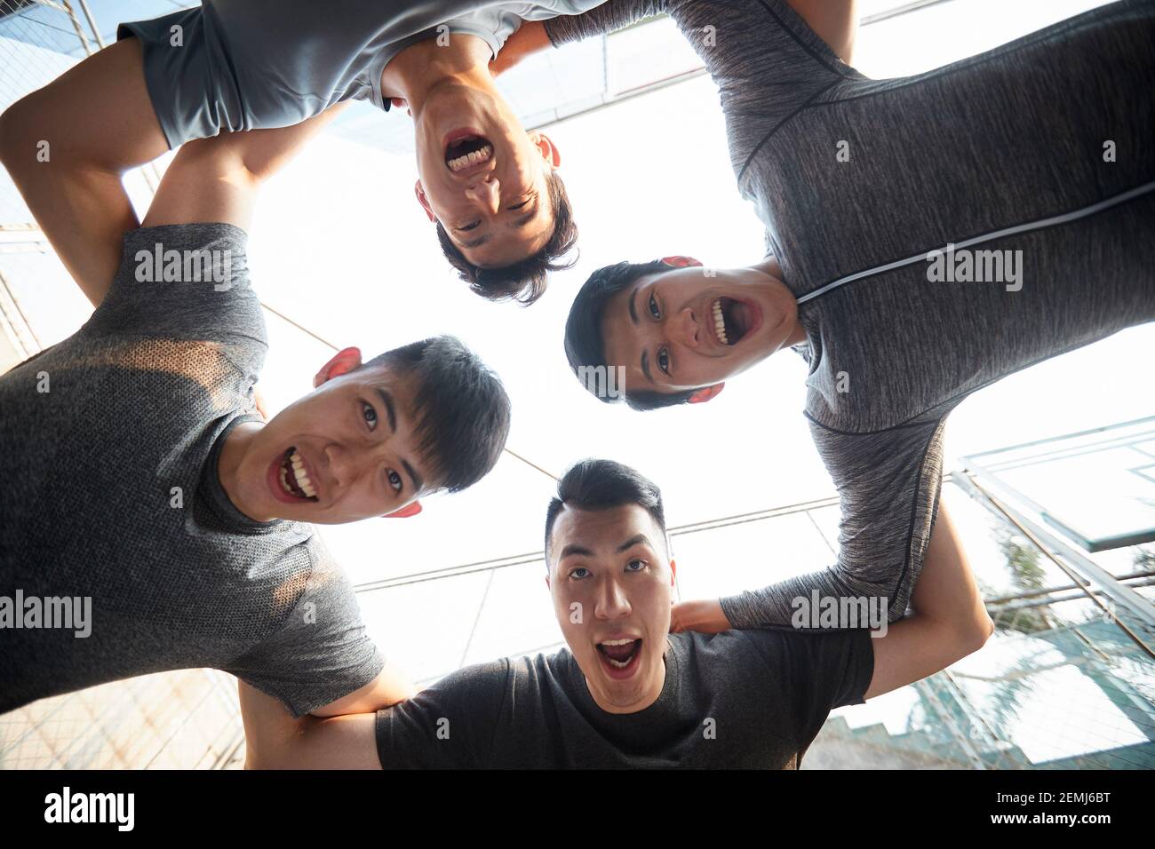equipo de cuatro jóvenes atletas adultos asiáticos que se divierten al aire libre Foto de stock