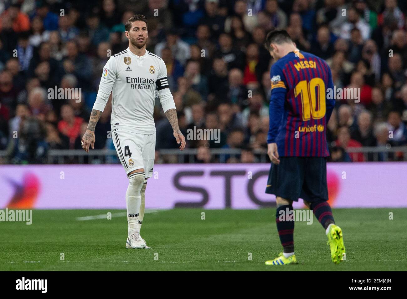 Relámpago Náutico mano Sergio Ramos del Real Madrid y Leo Messi del FC Barcelona durante el  partido entre el Real Madrid y el FC Barcelona de la Liga, fecha 26,  temporada 2018-2019. Estadio Santiago Bernabeu,