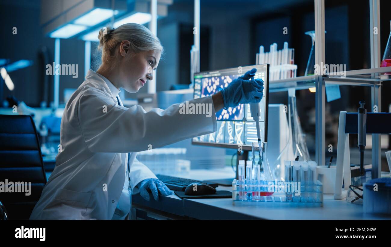 Laboratorio de Investigación médica: Retrato de una científica femenina trabajando con muestras, usando una muestra de análisis de micropipeta. Laboratorio científico avanzado para Foto de stock