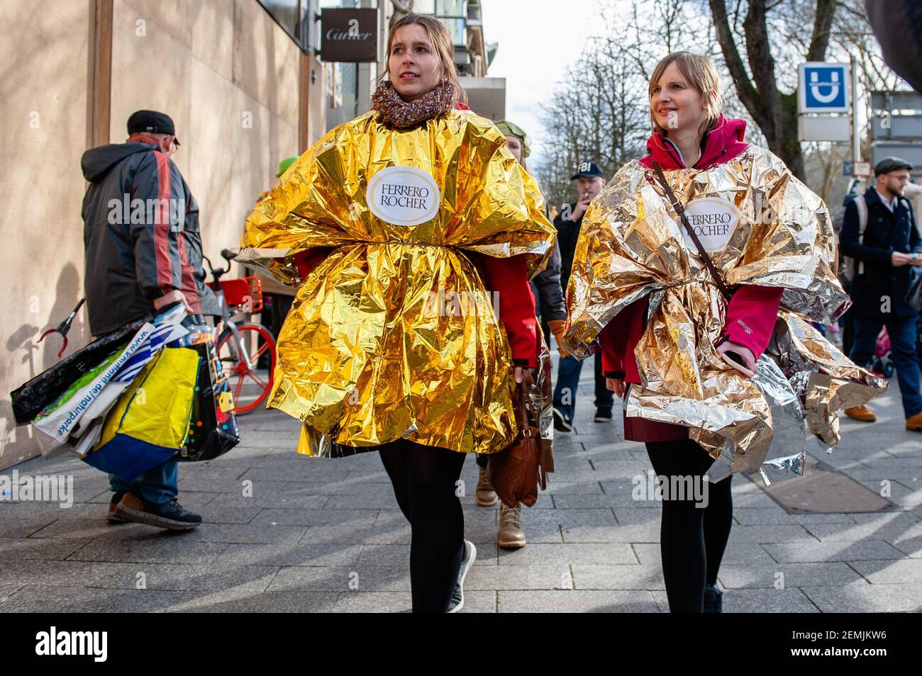 Dos mujeres son vistas usando un traje de Ferrero Roche durante el desfile.  En Düsseldorf, el calendario de eventos de Carnaval incluye no menos de 300  espectáculos de Carnaval, bailes, aniversarios, recepciones