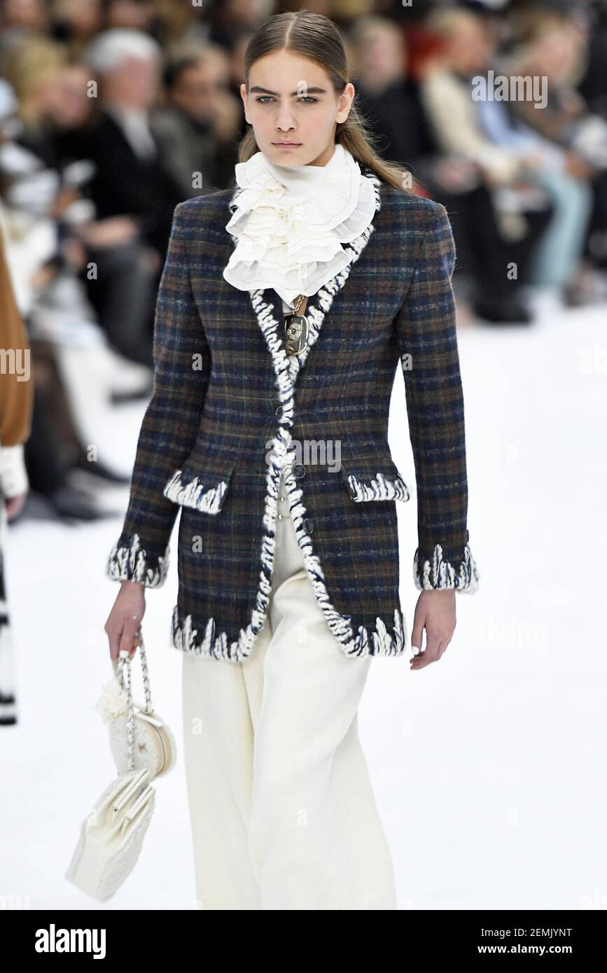 Modelo Nina Marker camina en la pista durante el Chanel Ready to Wear  Fashion Show en el Grand Palais durante la Semana de la Moda de París F/W  2019 celebrada en París,