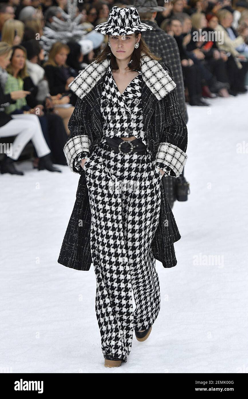 Modelo Catherine McNeil camina en la pista durante el Chanel Ready to Wear  Fashion Show en el Grand Palais durante la Semana de la Moda de París F/W  2019 celebrada en París,
