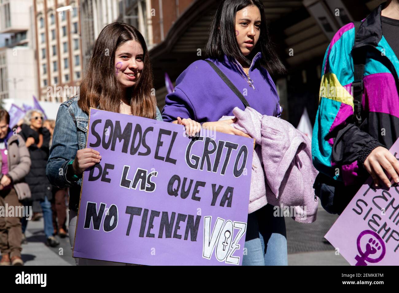Una mujer vista con un cartel diciendo, somos el grito de aquellos que ya  no tienen voz, durante una protesta. España celebra el día Internacional de  la Mujer con una huelga general