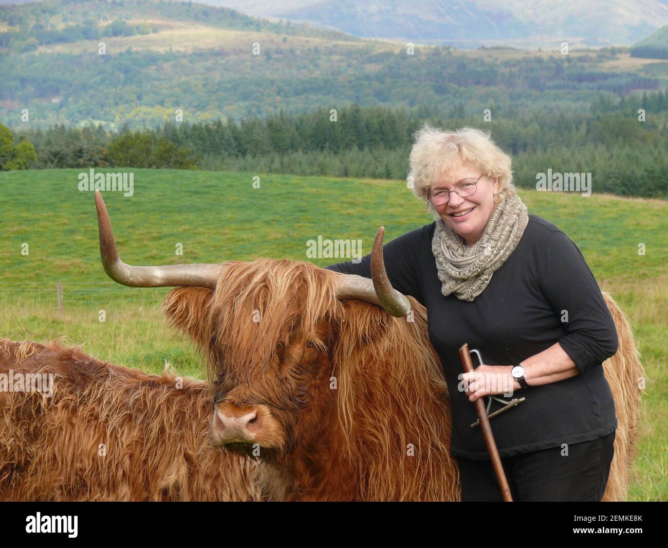 Hilary Barker con su Highland Cattle, Mid Torrie, Doune Foto de stock
