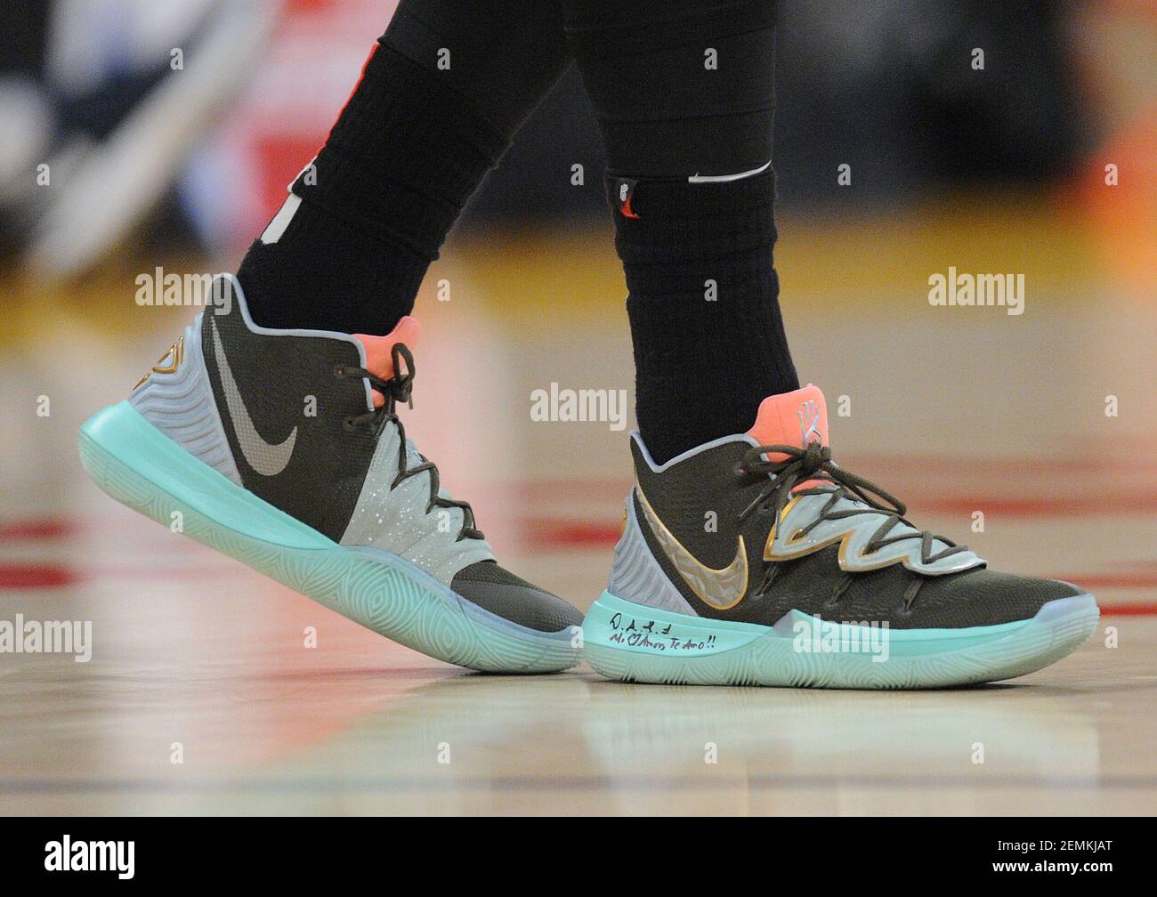 Celtics guard Kyrie Irving (11) dispara sobre Lakers Julius Randle (30) en  el Staples Center de Los Angeles, 23 de enero de 2018. Foto por Jon  SooHoo/UPI Fotografía de stock - Alamy
