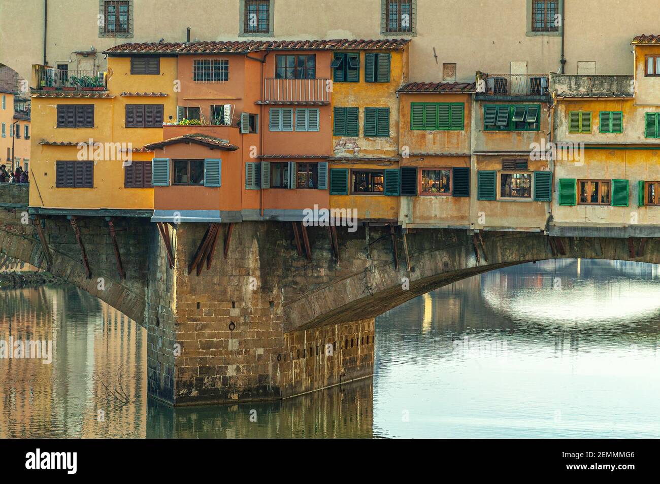 Ponte Vecchio es el puente más antiguo de Florencia. Florencia, Toscana, Italia, Europa Foto de stock