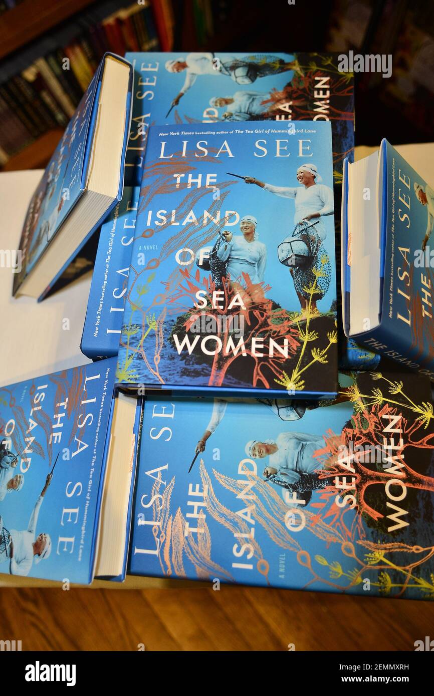 CORAL GABLES, FL - MARZO 16: Ambiente de libros en exhibición durante la  autora Lisa Ver libro firmando 'la Isla de las mujeres del Mar' en Libros y  Libros Gables el 16