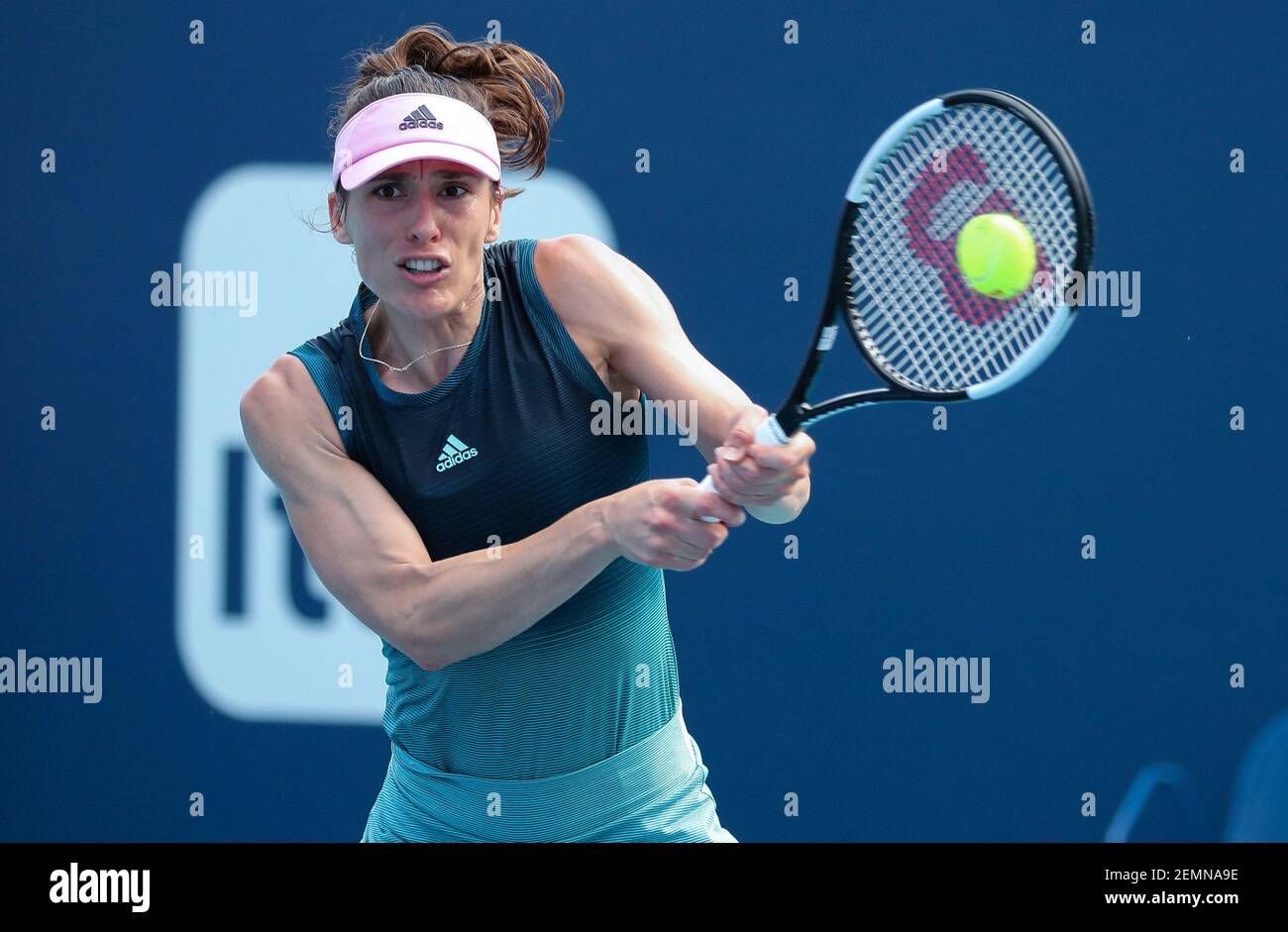 20 de marzo de 2019: Andrea Petkovic, de Alemania, juega un revés contra  Amanda Anisimova, de los Estados Unidos, en el 2019 Miami Open presentado  por Itaú torneo de tenis profesional, jugado