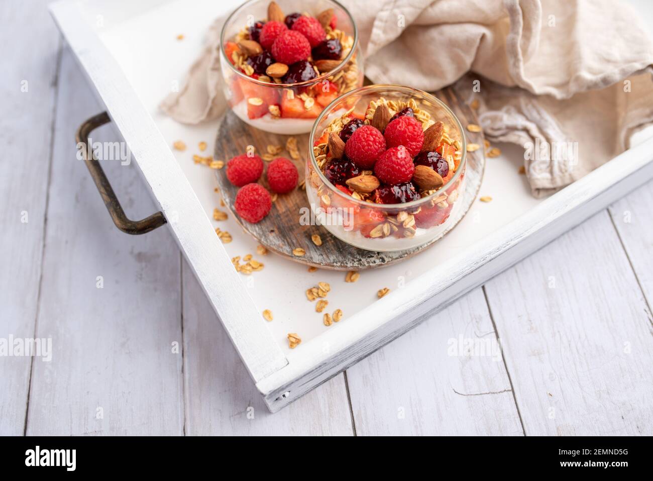Yogur griego frambuesa parfaits en tarros de vidrio, postre pequeño y saludable Foto de stock