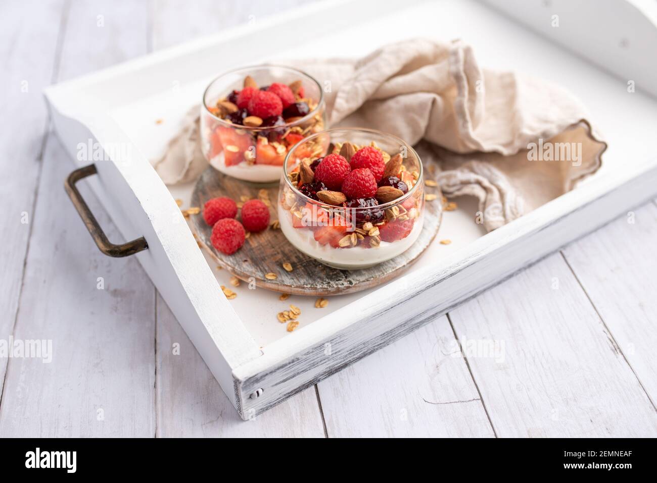 Yogur griego frambuesa parfaits en tarros de vidrio, postre pequeño y saludable Foto de stock