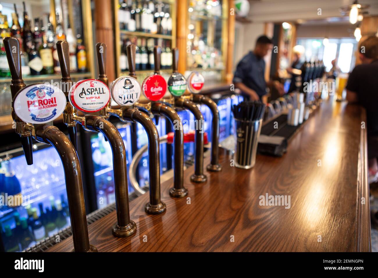 Bombas de cerveza de tiro en un bar Foto de stock