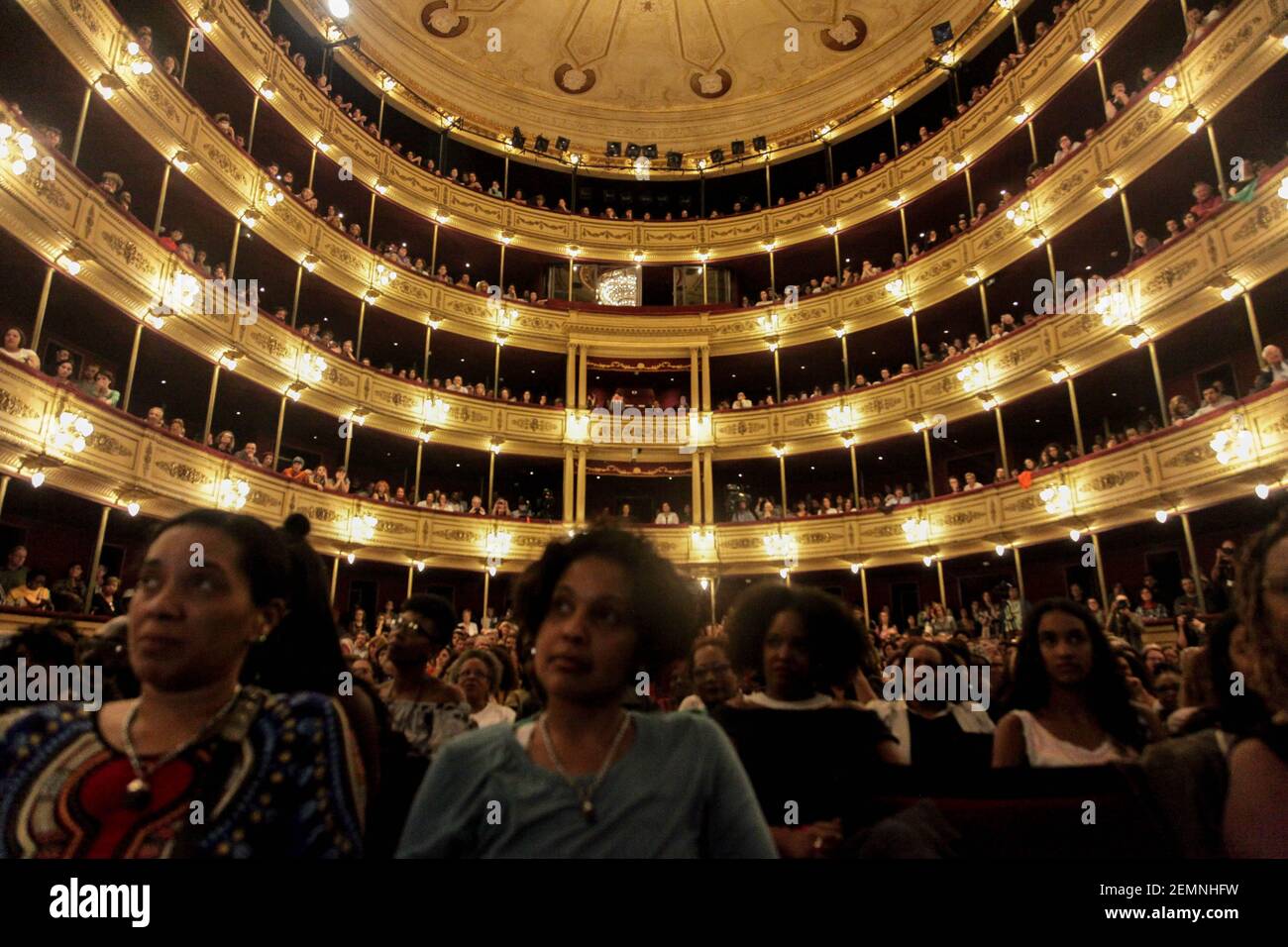 Angela Davis vio a los surporters durante su discurso en Montevideo. En el marco del día Internacional de la Mujer (8 de marzo) y del día Internacional de la Eliminación de la Discriminación Racial (21 de marzo), la activista feminista, antirracista y profesora de filosofía Angela Davis, fue invitada por el gobierno de Uruguay para dar una conferencia en el Teatro Solis de Montevideo. (Foto de Mauricio Zina / SOPA Images/Sipa USA) Foto de stock