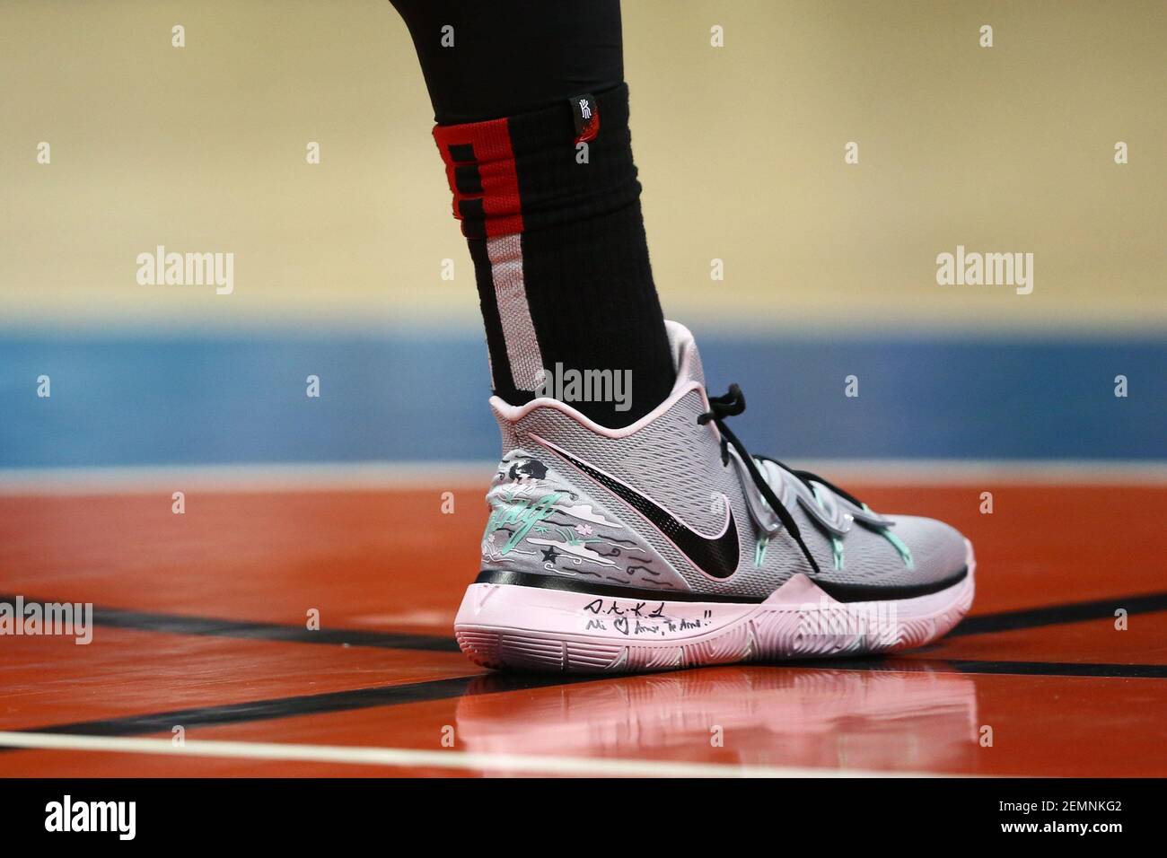 23 de marzo de 2019; Charlotte, NC, EE.UU.; Una vista detallada de los  zapatos de la guardia de Boston Celtics Kyrie Irving (11) durante el juego  contra los Charlotte Hornets en Spectrum