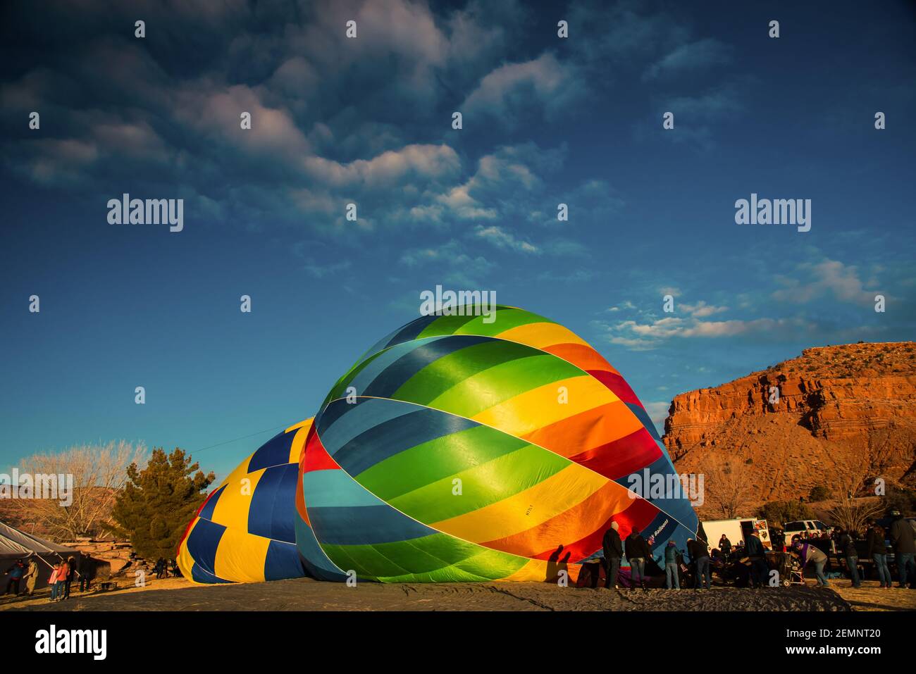 Kanab, Utah, EE.UU. - 19 de febrero de 2021. Lanzamiento de globos de aire caliente durante el Festival "Globos y melodías". 30-40 balloonistas vienen aquí cada febrero. Foto de stock