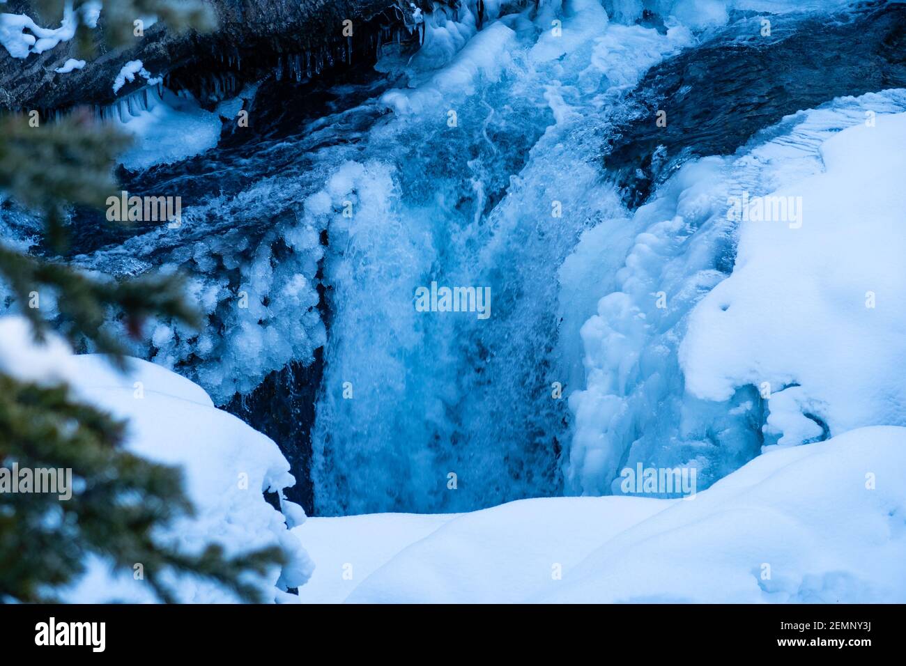 Río caballo de patada en el Puente Natural en el Parque Nacional de Yoho, Canadá Foto de stock