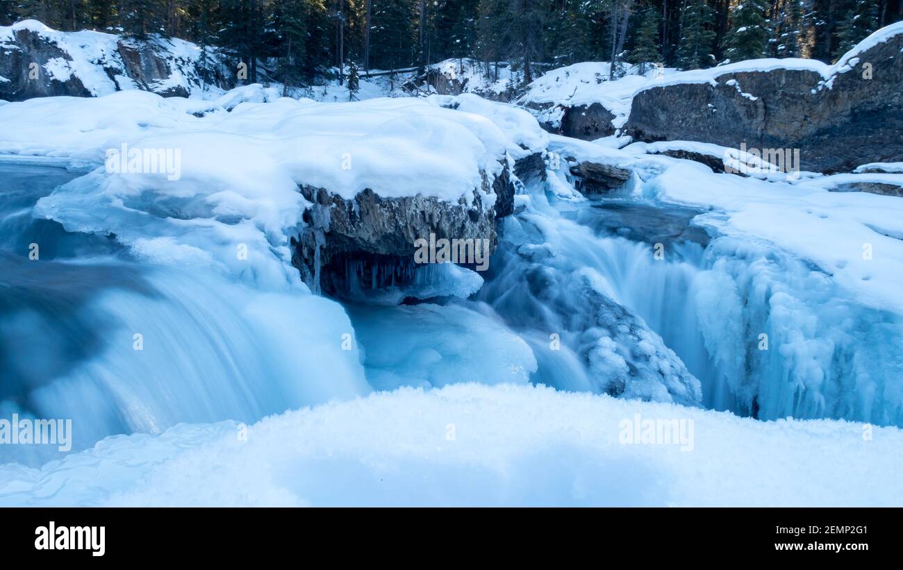 Río caballo de patada en el Puente Natural en el Parque Nacional de Yoho, Canadá Foto de stock