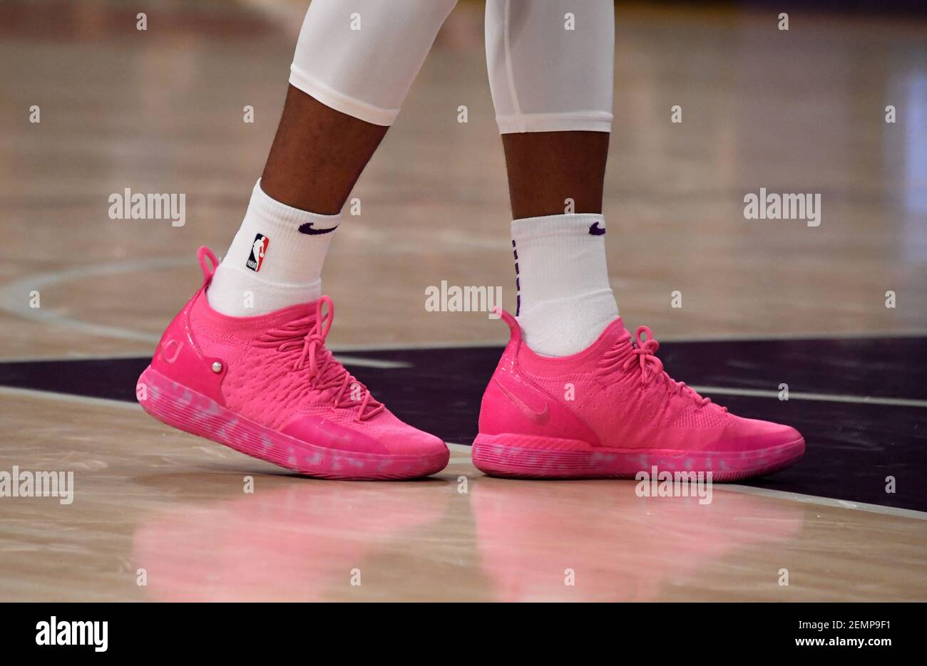 26 de marzo de 2019; los Angeles, CA, EE.UU.; Vista detallada de los zapatos  Nike pink Kevin Durant usados por los Angeles Lakers guardia Kentavious  Caldwell-Pope (1) en la primera mitad contra