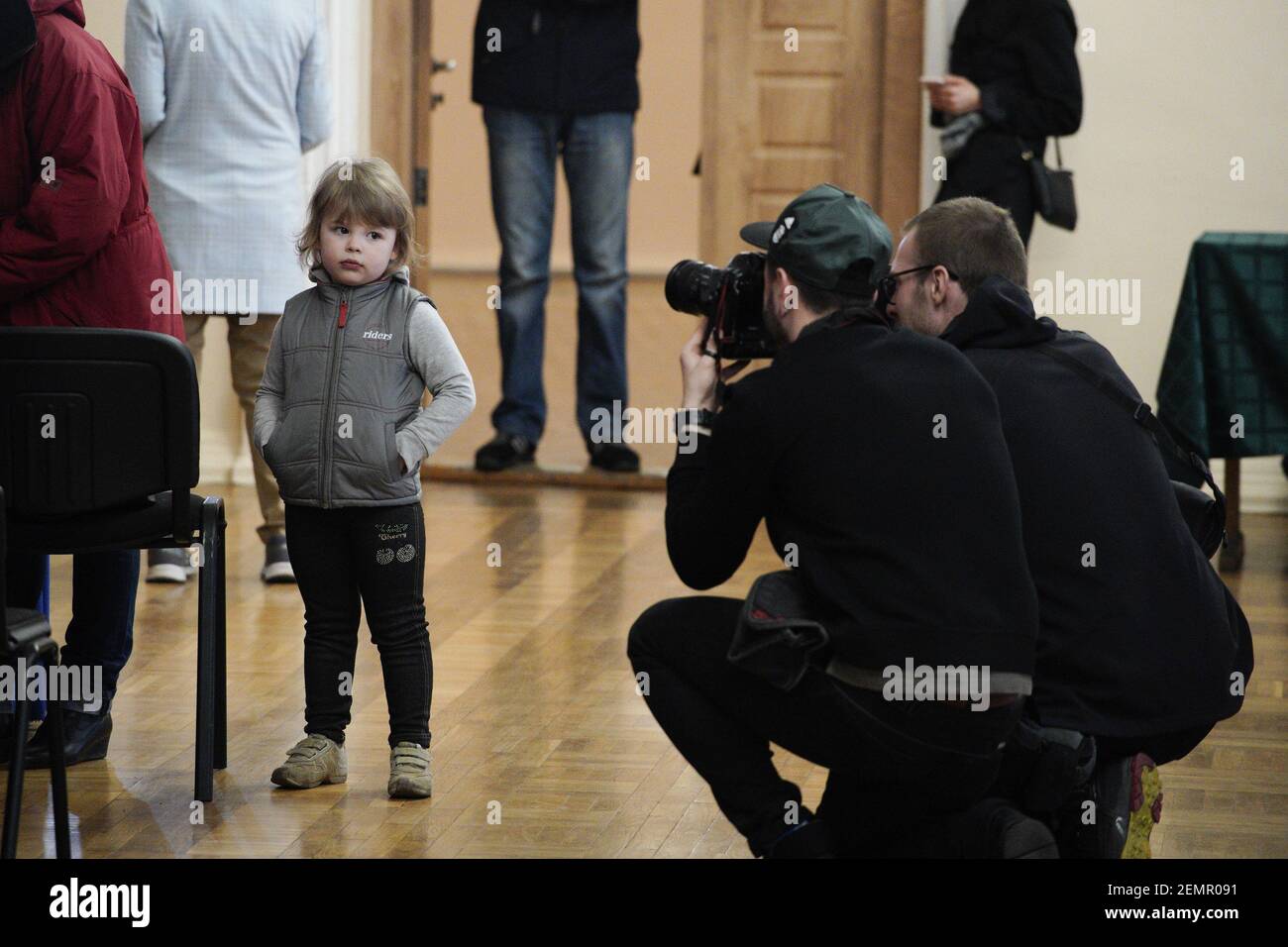 Los fotógrafos toman fotografías de un niño pequeño en una mesa de votación  en Kiev, Ucrania, el 31 de marzo de 2019. Una comediante sin experiencia  previa en política, Volodymyr Zelenskiy va