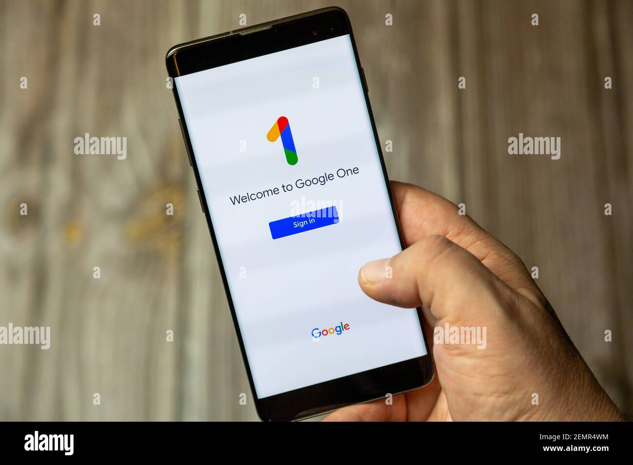 Un teléfono móvil o celular que está en manos de un Mano con la aplicación  Google One abierta en la pantalla Fotografía de stock - Alamy