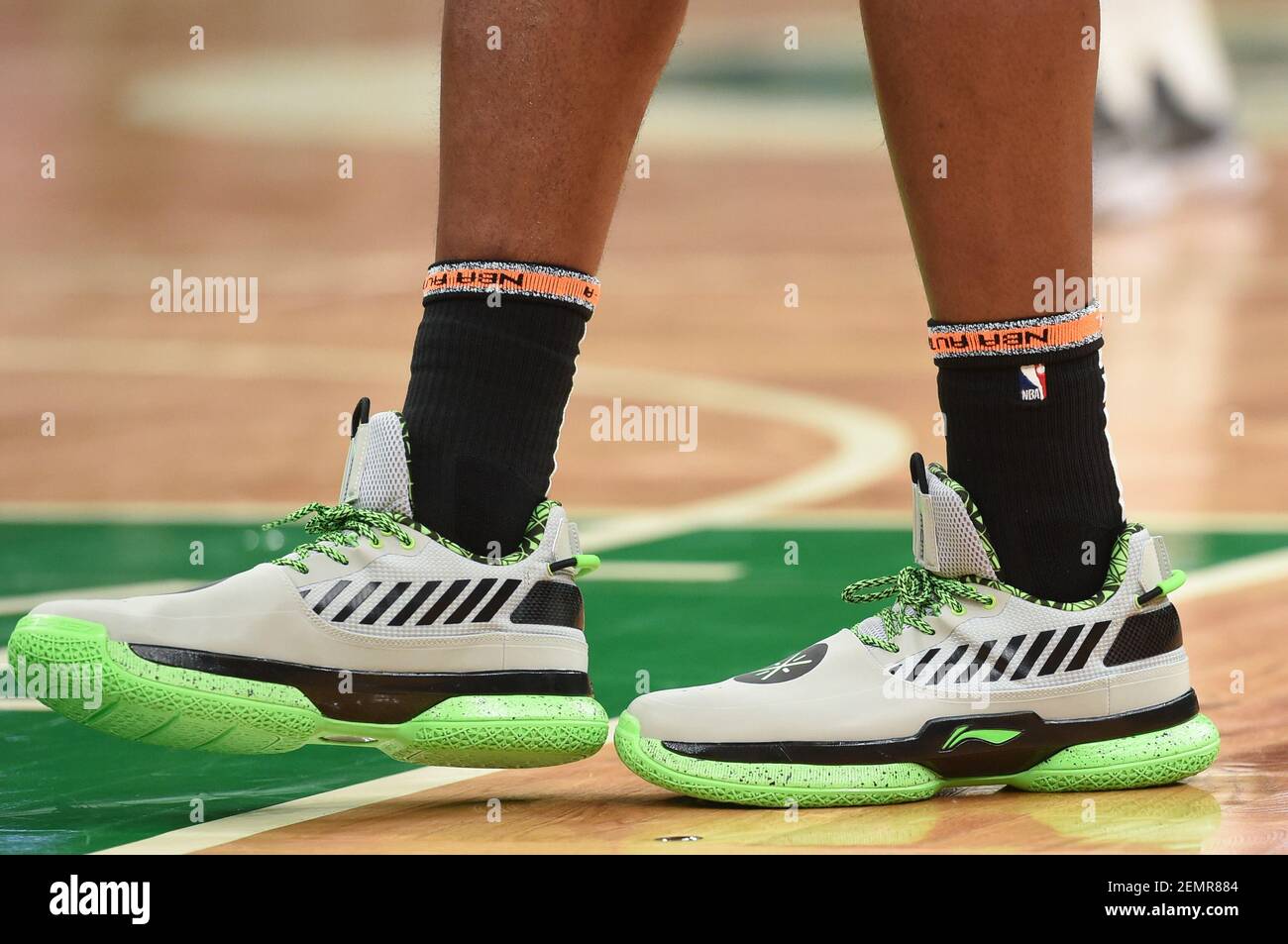 1 de abril de 2019; Boston, MA, EE.UU.; Una vista de las zapatillas usadas  por el guarda de calor de Miami Dwyane Wade (3) durante la segunda mitad  contra los Celtics de