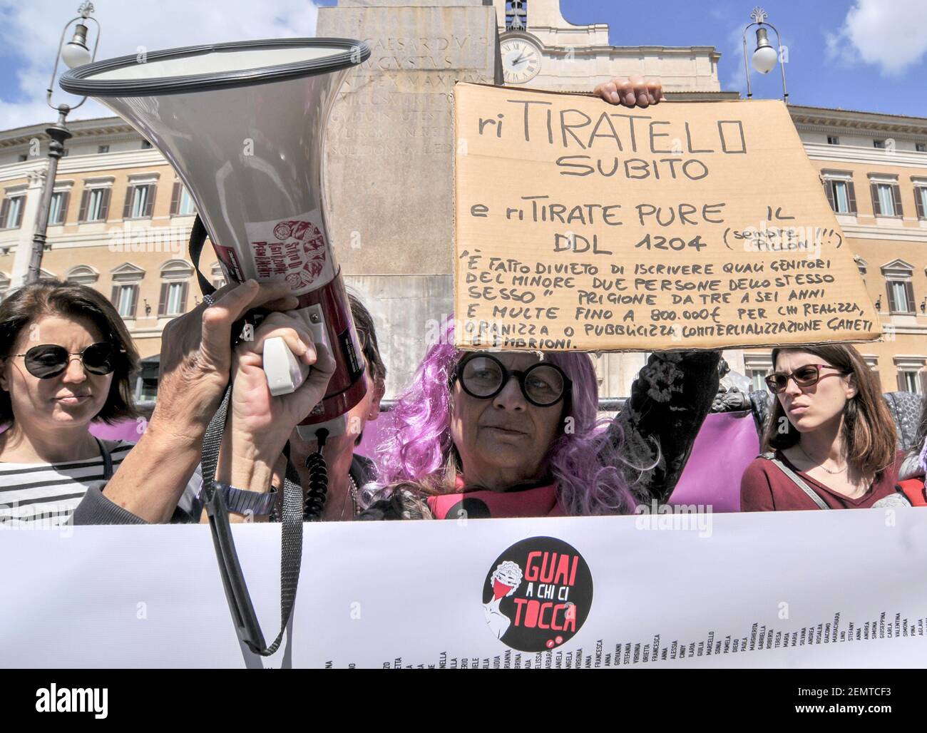 Protesta frente a Montecitorio organizada por mujeres en la red contra la  violencia, International Women's House, Non-Minus, Cgil, Arci, Red rebelde,  Unión Udi-mujeres en Italia, Cismai-Italia coordinación de los servicios de  maltrato