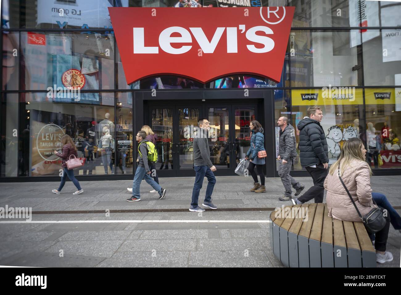 La tienda insignia de Levi Strauss and Co. En Times Square en Nueva York el  martes, 19 de marzo de 2019. Levi Strauss & Co. Anunció que abrirán 100  nuevas tiendas durante