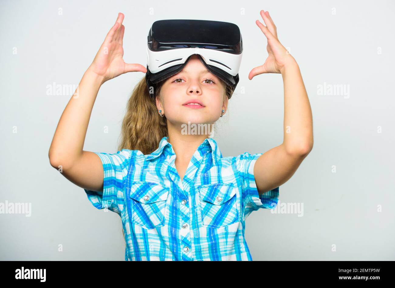 Concepto de pequeño jugador. Los niños juegan juegos virtuales con  dispositivos modernos. Explorar oportunidades virtuales. Juegos de realidad  virtual para niños más recientes. La realidad virtual es divertida para  todas las edades.