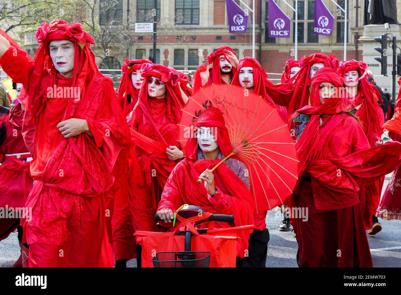 Durante la manifestación se ve a los activistas ambientales vestidas con  disfraces de lujo. Protesta activista en la Plaza del Parlamento exigiendo  la acción urgente del Gobierno sobre el cambio climático, la