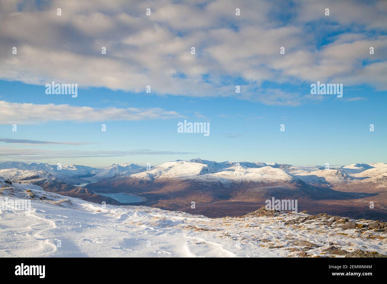 Mirando hacia Kintail desde la cumbre de Meall Dubh en las tierras altas de Escocia. Foto de stock