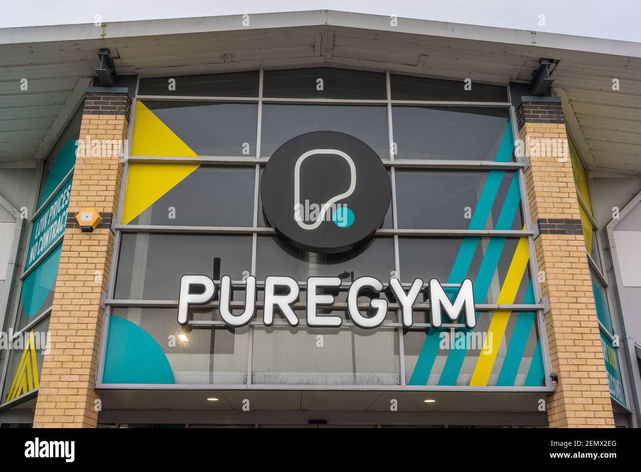 Señal de Puregym sobre la entrada al gimnasio Puregym en Southampton, Inglaterra, Reino Unido Foto de stock