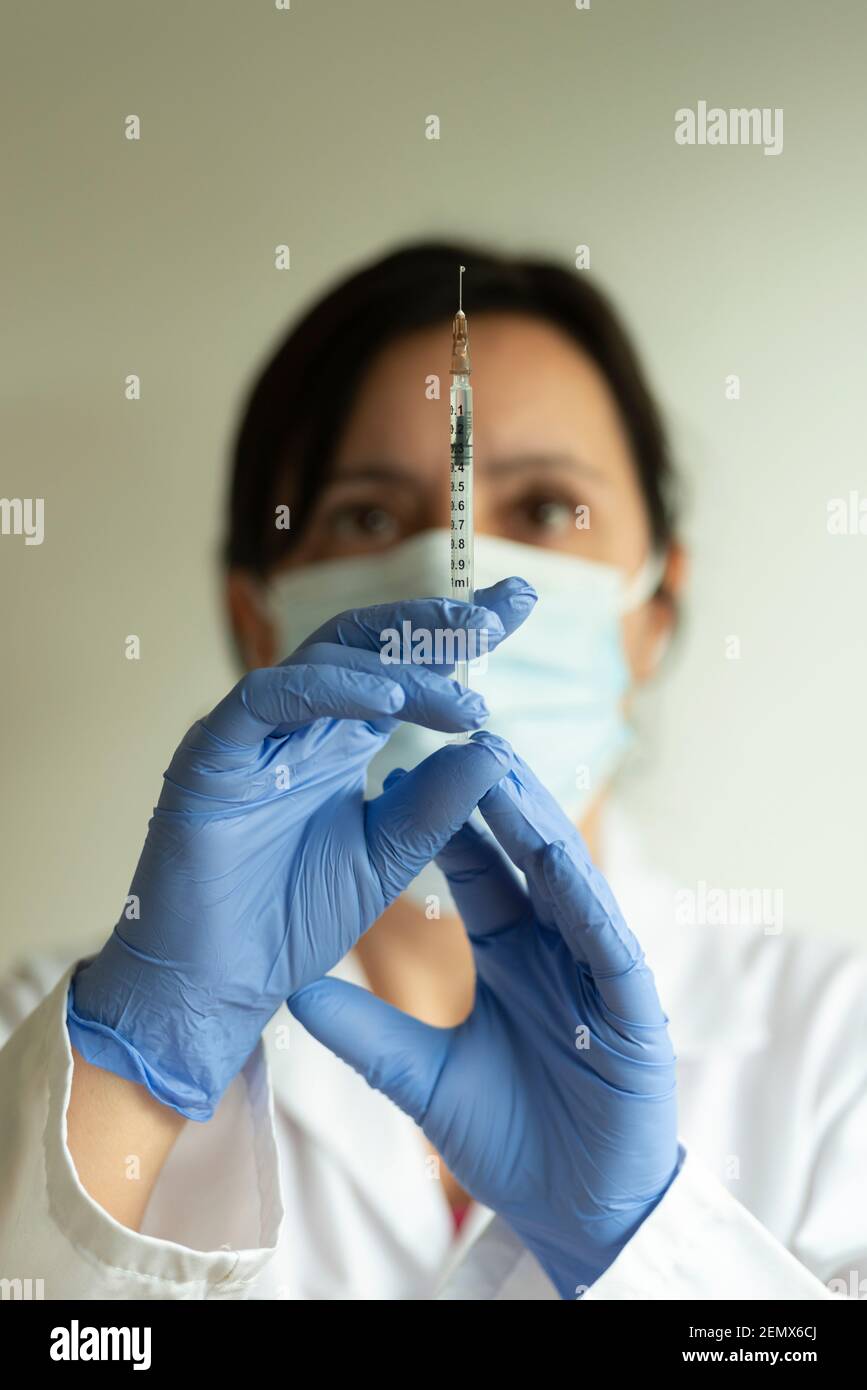 Enfermera, doctor femenino sostiene jeringa-Covid -19 va Foto de stock