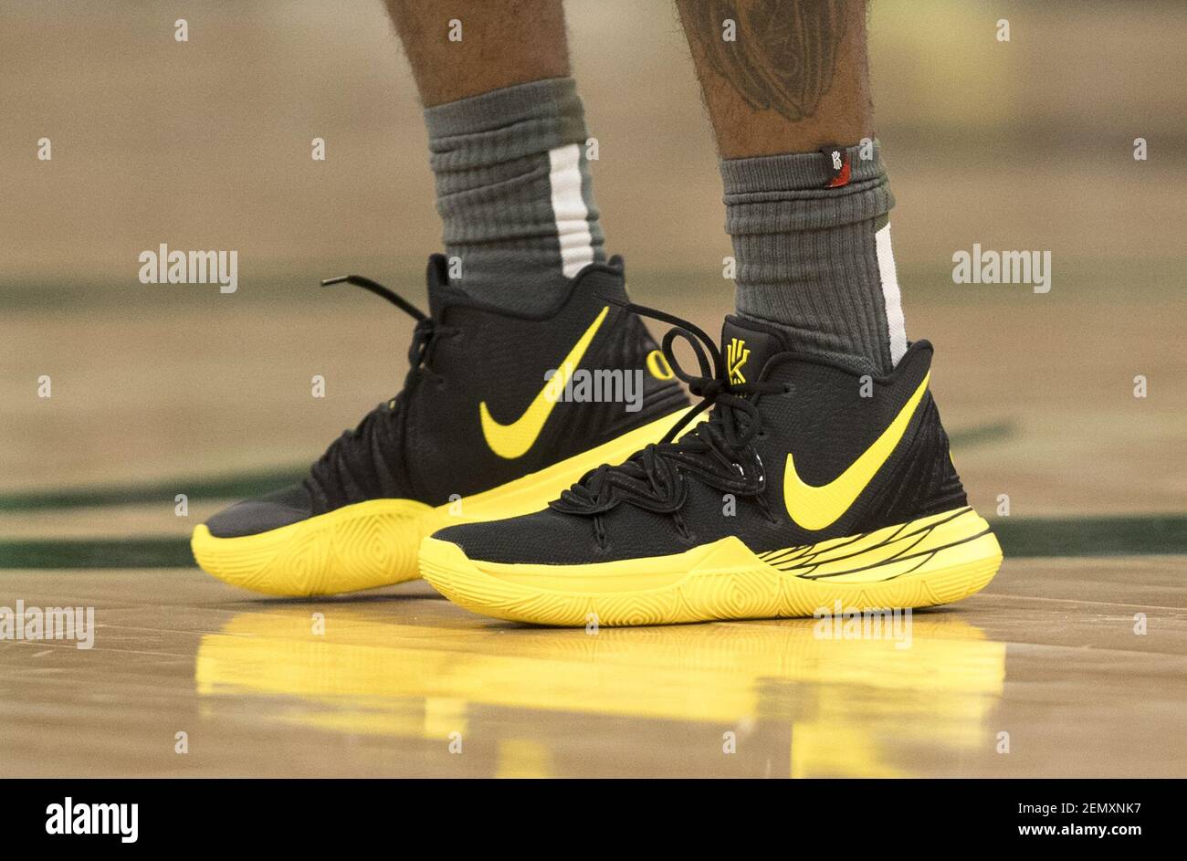 28 de abril de 2019; Milwaukee, WI, EE.UU.; Los Celtics de Boston guardan a Kyrie  Irving (11) zapatos durante el juego una de las segundas rondas de los  Playoffs de la NBA